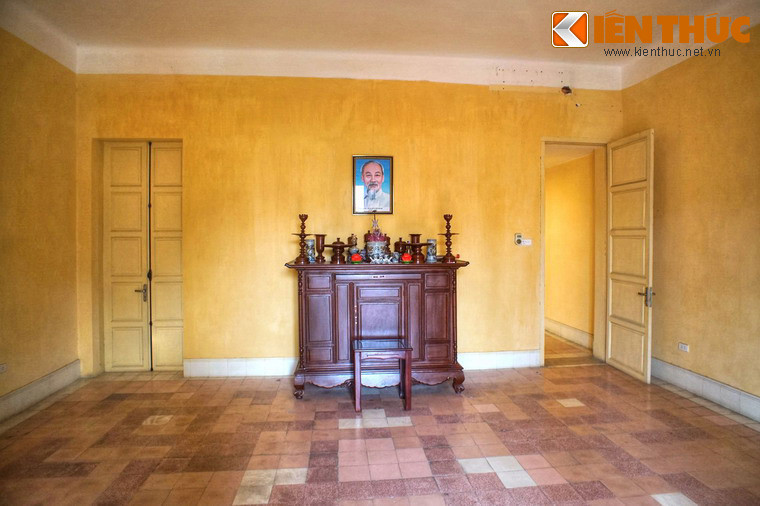 Các phòng trên tầng ba được dùng làm phòng truyền thống và nơi dâng hương tưởng niệm Chủ tịch Hồ Chí Minh.