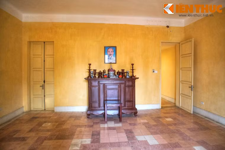 Các phòng trên tầng ba được dùng làm phòng truyền thống và nơi dâng hương tưởng niệm Chủ tịch Hồ Chí Minh.