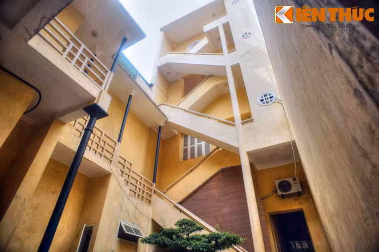 Toàn bộ khu nhà được chia làm ba khối nhà mang kiến trúc hiện đại, mỗi khối có ba tầng. Các cầu thang, hành lang và ban công được thiết kế rộng rãi.