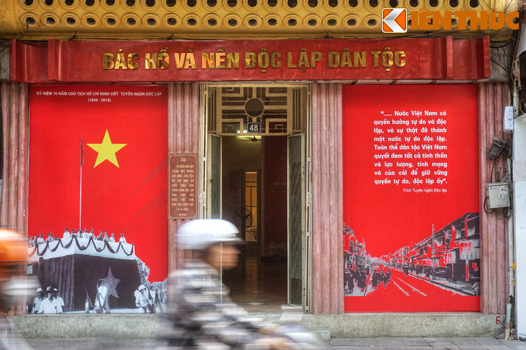 Nhà có hình ống, sâu 70 mét, có hai mặt phố, là một trong những ngôi nhà có quy mô lớn bậc nhất phố cổ thời bấy giờ. Mặt trước nhà là phố Hàng Ngang, gắn số 48, rộng chừng 6 mét.