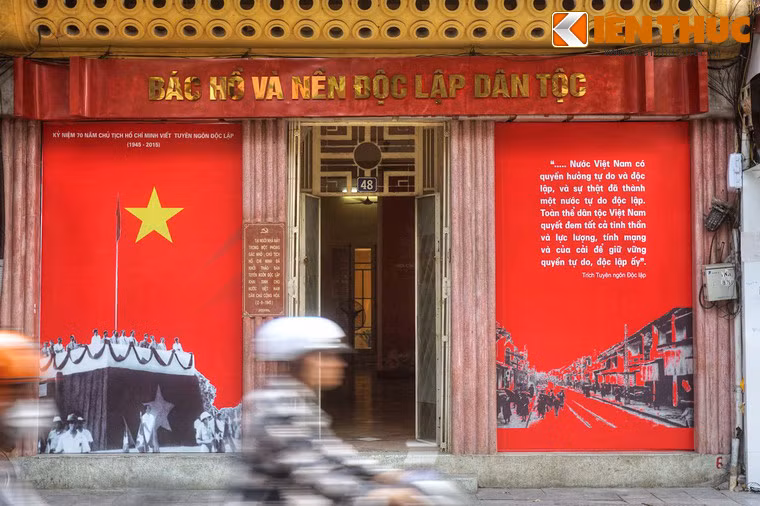 Nhà có hình ống, sâu 70 mét, có hai mặt phố, là một trong những ngôi nhà có quy mô lớn bậc nhất phố cổ thời bấy giờ. Mặt trước nhà là phố Hàng Ngang, gắn số 48, rộng chừng 6 mét.