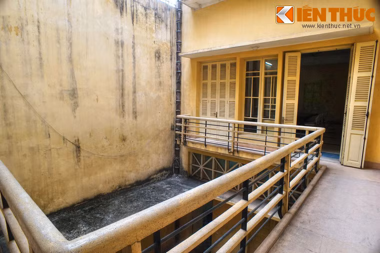 Căn phòng tiếp theo ở tầng hai nằm ở khối nhà giữa, tiếp nối với khối nhà thứ nhất bằng hành lang, là nơi làm việc của Chủ tịch Hồ Chí Minh và các đồng chí trong Trung ương Đảng.