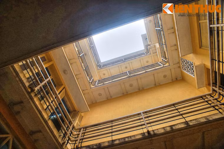 Trải qua nhiều thăng trầm cùng lịch sử, đến nay, kiến trúc của ngôi nhà 48 Hàng Ngang hầu như vẫn được lưu giữ nguyên vẹn.