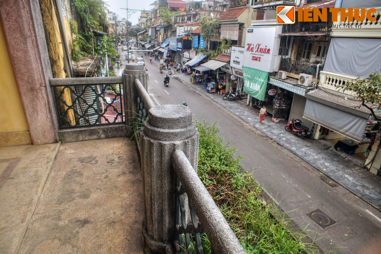 Khung cảnh nhìn từ ban công liền kề phòng khách lớn.