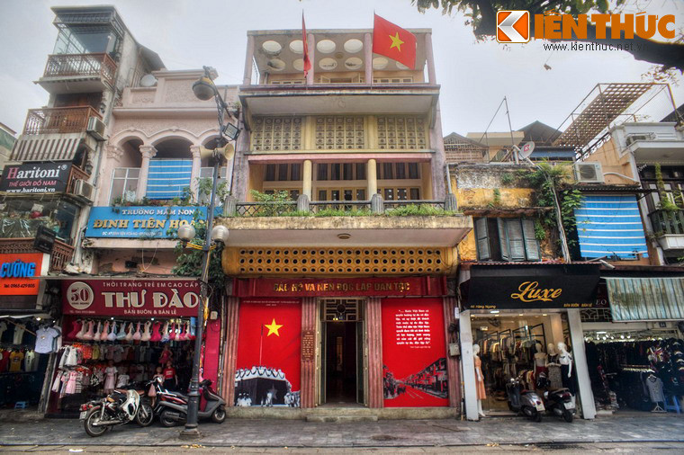 Vào đầu thập niên 1940, ngôi nhà này nguyên là hiệu Phúc Lợi, một hãng buôn tơ lụa, vải vóc vào loại lớn nhất ở Hà Nội. Chủ nhân của ngôi nhà khi ấy là ông Trịnh Văn Bô và bà Hoàng Thị Minh Hồ.