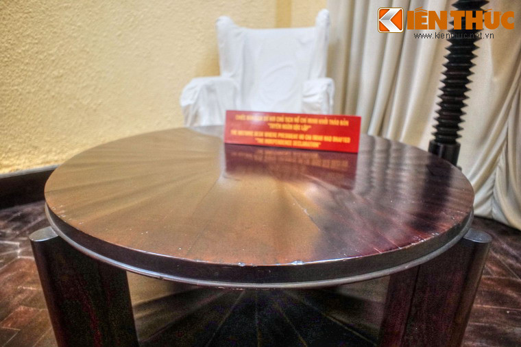 Cận cảnh chiếc bàn lịch sử, nơi Bác Hồ chấp bút viết Tuyên ngôn Độc lập.