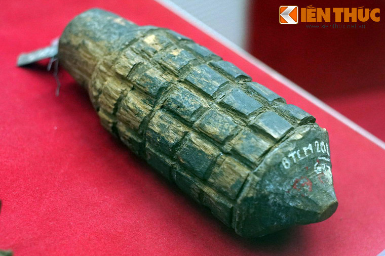 Lựu đạn giả, du kích huyện Bắc Sơn, tỉnh Lạng Sơn tự tạo để nghi binh đánh địch, năm 1940.