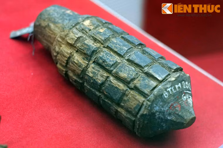 Lựu đạn giả, du kích huyện Bắc Sơn, tỉnh Lạng Sơn tự tạo để nghi binh đánh địch, năm 1940.