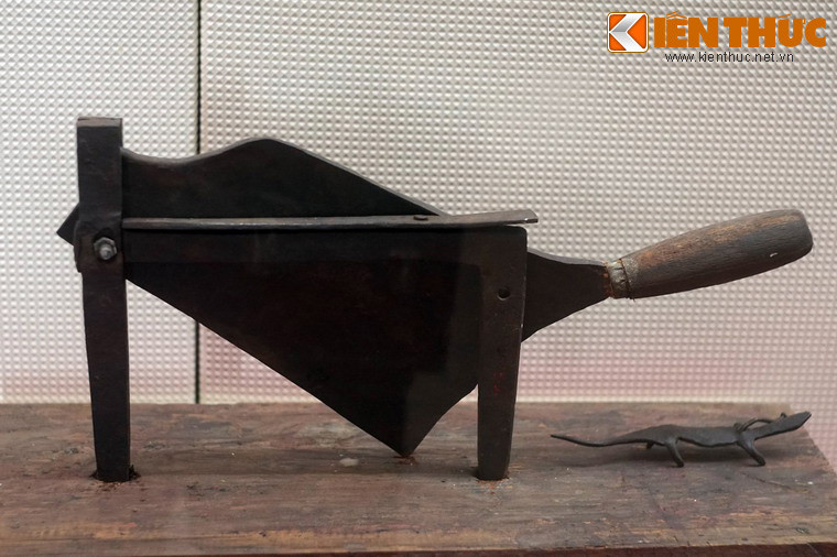 Dao cầu, bà Lan dùng để cắt thuốc cho các đồng chí Trường Chinh và Hoàng Văn Thụ uống trong lúc ốm.