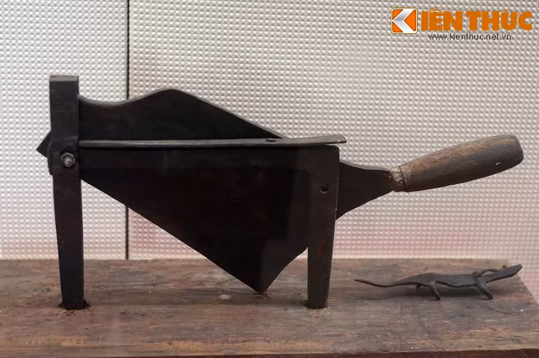 Dao cầu, bà Lan dùng để cắt thuốc cho các đồng chí Trường Chinh và Hoàng Văn Thụ uống trong lúc ốm.