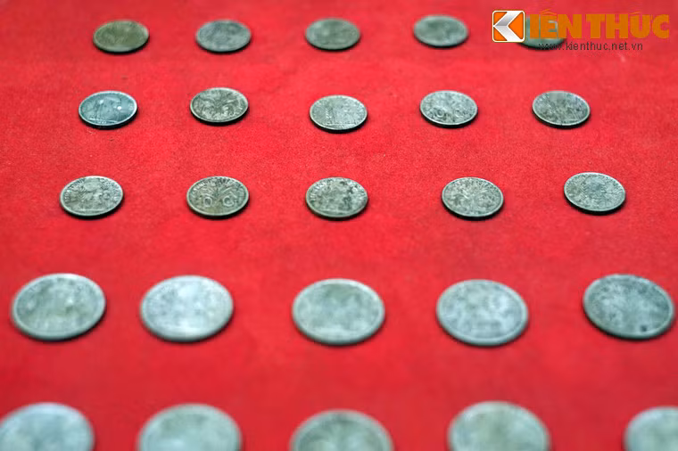 Tiền xu nhân dân đóng góp cho Việt Minh để mua sắm vũ khí chuẩn bị cho Tổng khởi nghĩa, năm 1945.