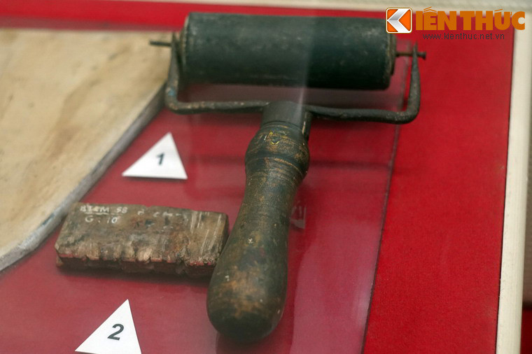 Ru-lô dùng in báo "Việt Nam Độc lập" - tờ báo đầu tiên của Mặt trận Việt Minh - ở khu rừng Pia, xã Xuân Hòa, huyện Hà Quảng Tỉnh Cao Bằng năm 1941 và con dấu dùng để đóng trên tờ báo này.