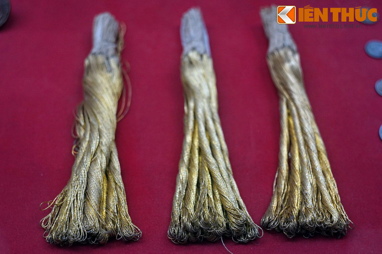 Chỉ kim tuyến, phụ nữ Hà Nội dùng thêu cờ đỏ sao vàng chuẩn bị cho ngày Tổng khởi nghĩa, năm 1945.