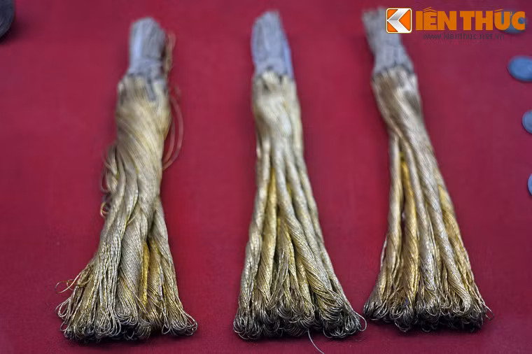 Chỉ kim tuyến, phụ nữ Hà Nội dùng thêu cờ đỏ sao vàng chuẩn bị cho ngày Tổng khởi nghĩa, năm 1945.