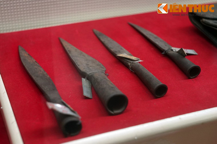 Dao găm của nhân dân huyện Bắc Sơn, tỉnh Lạng Sơn dùng tham gia khởi nghĩa Bắc Sơn năm 1940. Trong phong trào cách mạng này, Đảng Cộng sản Đông Dương đã lãnh đạo người dân nổi dậy tước khí giới của tàn quân Pháp, giải tán chính quyền địch, thành lập chính quyền cách mạng.