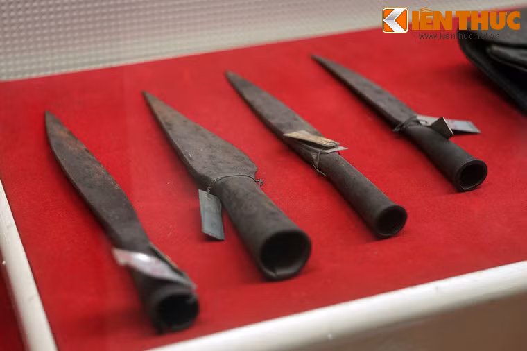 Dao găm của nhân dân huyện Bắc Sơn, tỉnh Lạng Sơn dùng tham gia khởi nghĩa Bắc Sơn năm 1940. Trong phong trào cách mạng này, Đảng Cộng sản Đông Dương đã lãnh đạo người dân nổi dậy tước khí giới của tàn quân Pháp, giải tán chính quyền địch, thành lập chính quyền cách mạng.