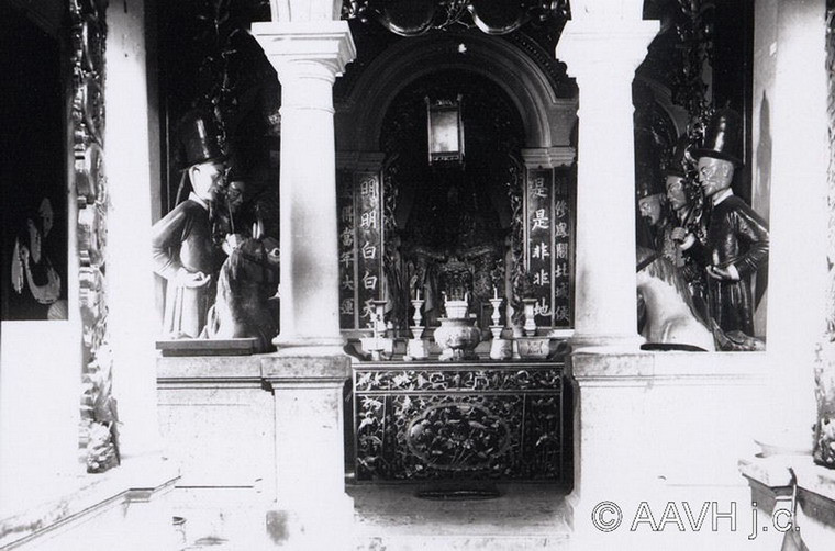 Bên trong một hội quán người Hoa ở Chợ Lớn.