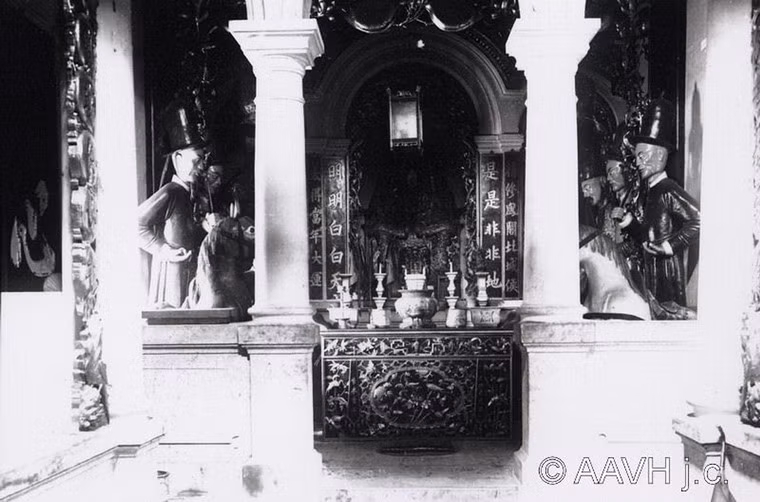 Bên trong một hội quán người Hoa ở Chợ Lớn.