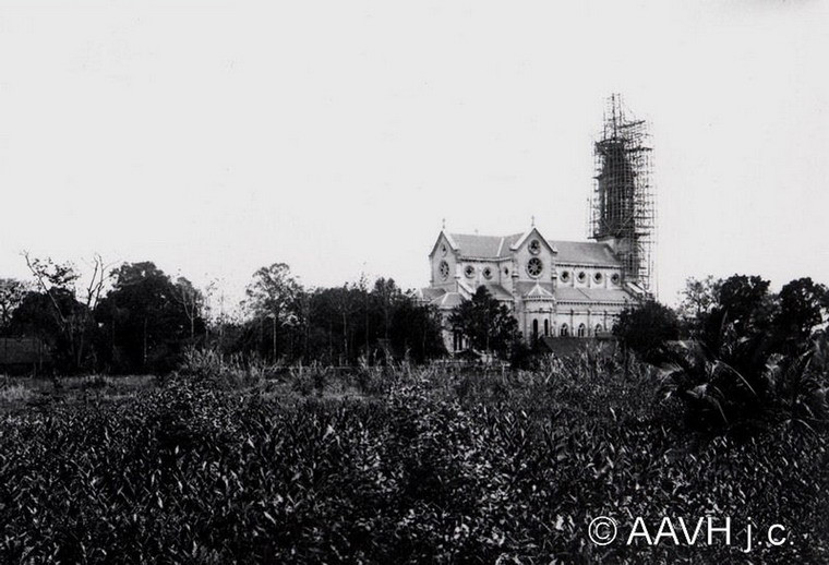 Nhà thờ Huyện Sĩ đang xây dựng. Xung quanh nhà thờ lúc này là ruộng đồng và vườn tược bạt ngàn.