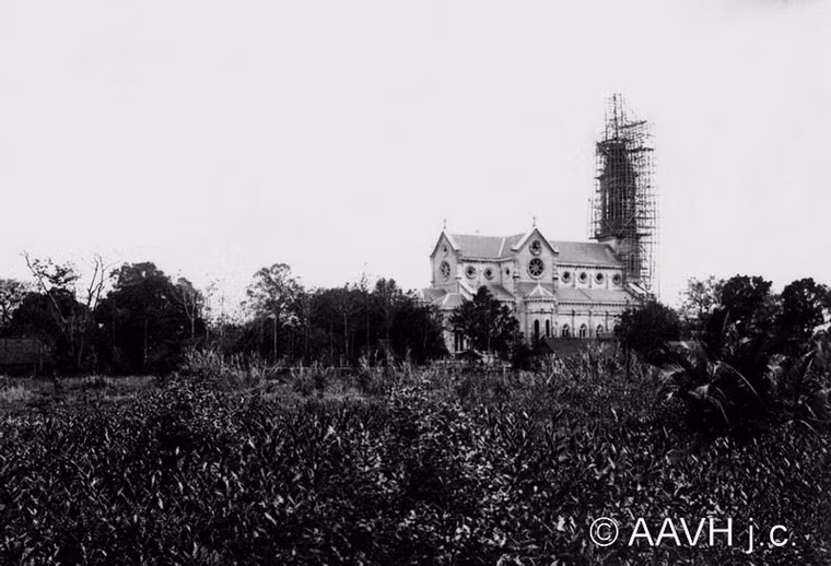 Nhà thờ Huyện Sĩ đang xây dựng. Xung quanh nhà thờ lúc này là ruộng đồng và vườn tược bạt ngàn.