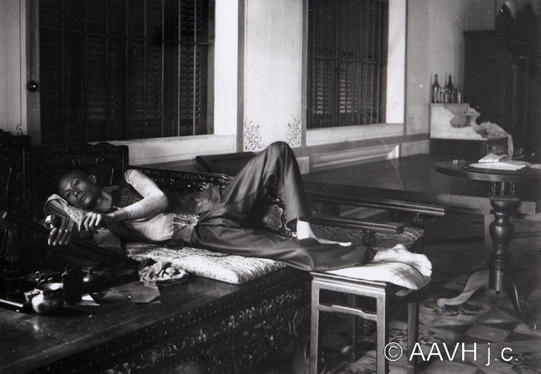 Trong một tiệm thuốc phiện ở Sài Gòn - Chợ Lớn.