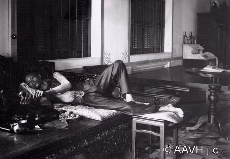 Trong một tiệm thuốc phiện ở Sài Gòn - Chợ Lớn.