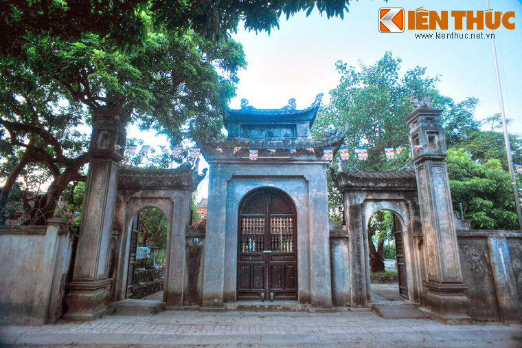 Nằm ở Phường Hồng Châu, TP Hưng Yên, chùa Hiến là một trong những ngôi chùa lâu đời nhất mảnh đất Phố Hiến. Chùa cũng được biết đến như nơi lưu giữ một cây nhãn cổ thụ quý giá, được gọi là cây nhãn Tổ.