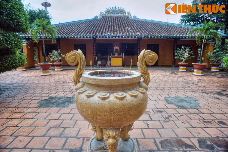 Chính điện Tổ đình Giác Lâm được xây với kiểu nhà dân gian truyền thống Nam Bộ, gồm một gian hai chái, bốn cột chính hay còn gọi là tứ trụ.