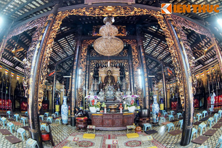 Bên trong điện khá rộng và sâu, có 56 cột to hơn vòng tay ôm màu nâu sẫm. Cột nào cũng được chạm khắc câu đối, thiếp vàng công phu. Giữa các hàng cột là các cửa võng, cũng được thiếp vàng, chạm trổ các đề tài trang trí truyền thống như tứ linh, tứ quý, hoa điểu...