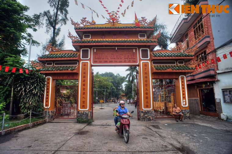 Tọa lạc tại số 565 đường Lạc Long Quân, phường 10, quận Tân Bình, TP HCM, Tổ đình Giác Lâm là một trong những ngôi chùa hiện diện đầu tiên ở mảnh đất Sài Gòn. Đây chính là tổ đình của phái Thiền Lâm Tế tông ở miền Nam Việt Nam.