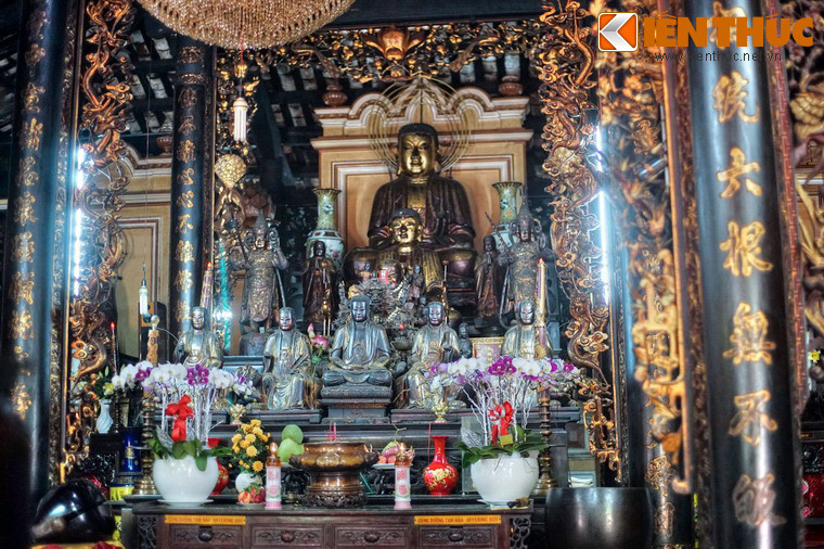 Trong chính điện Tổ đình Giác Lâm tôn trí “tiền Phật, hậu Tổ”. Phía trước chính điện thờ tượng thế A Di Đà, Thích Ca, Di Lặc. Hai bàn thờ hai bên phải trái, thờ tượng Quán Thế Âm, Đại Thế Chí.