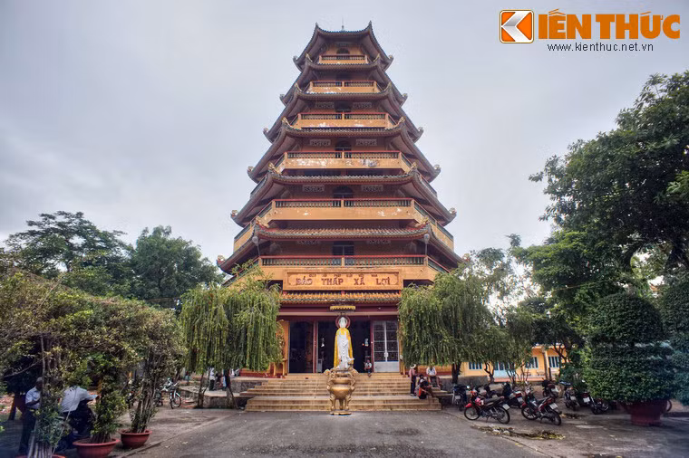 Phía ngoài chính điện, bên lối vào chùa có bảo tháp xá lợi gồm 7 tầng hình lục giác. Tháp được khởi công xây dựng từ năm 1970 theo bản vẽ của kiến trúc sư Vĩnh Hoằng, đến năm 1975 thì tạm ngưng cho đến 1993 mới được tiếp tục hoàn thiện. Tầng 7 của tháp thờ Xá Lợi Phật.