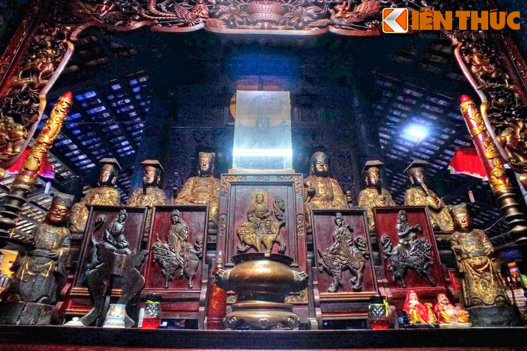 Phía sau chính điện là bàn thờ Tổ, thờ chư vị Tổ sư Hòa thượng tiền bối và các bàn thờ Phật Chuẩn Đề, Phật A Di Đà, và sau cùng là bàn thờ Thập Điện Diêm Vương. Ở gian này trong thời kỳ kháng chiến chống Pháp và chống Mỹ, được dùng làm cơ sở hậu cần, nuôi chứa cán bộ cách mạng.