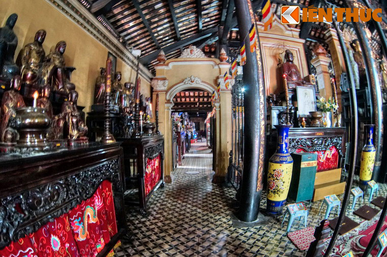 Ngoài ra, ở đây còn có tượng cửu long, dọc hai bên tường có bộ tượng Thập Bát La Hán, bộ tượng Thập Điện Diêm Vương, tượng Tổ Bồ Đề Đạt Ma và tượng Long Vương.