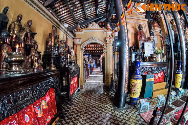 Ngoài ra, ở đây còn có tượng cửu long, dọc hai bên tường có bộ tượng Thập Bát La Hán, bộ tượng Thập Điện Diêm Vương, tượng Tổ Bồ Đề Đạt Ma và tượng Long Vương.