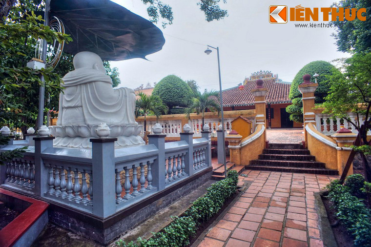 Chùa đã được trùng tu lớn vào các năm 1798–1804, 1906–1909 và năm 1999. Chùa Giác Lâm hiện nay có lối kiến trúc chữ Tam gồm ba dãy nhà ngang nối liền nhau (không kể các nhà phụ): chính điện, giảng đường và trai đường.