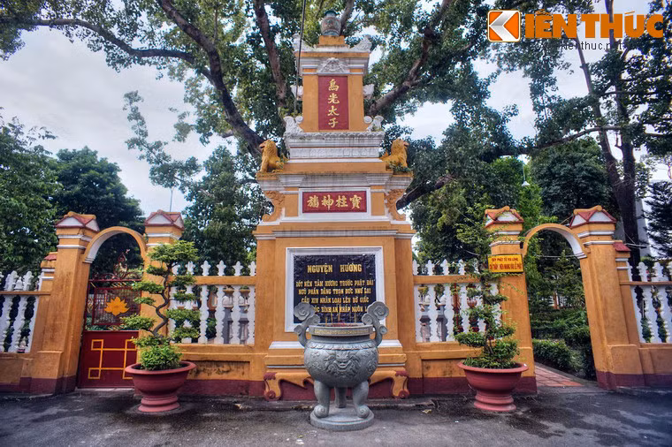Năm 1774, thiền sư Phật Ý - Linh Nhạc (trụ trì chùa Từ Ân) đã cử đệ tử của mình là Viên Quang về trụ trì chùa, đồng thời an danh là chùa Giác Lâm. Dưới thời thiền sư Viên Quang, chùa Giác Lâm trở thành trung tâm đào tạo Phật học đầu tiên ở Gia Định và cả Nam Bộ.