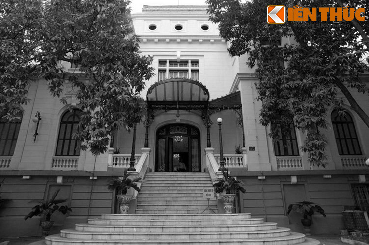 Tại Phủ Khâm sai, lực lượng cách mạng tước vũ khí lính bảo an và phân phát cho tự vệ. Cờ đỏ sao vàng tung bay giữa trung tâm đầu não của chế độ thuộc địa trong tiếng hoan hô vang dậy của nhân dân.