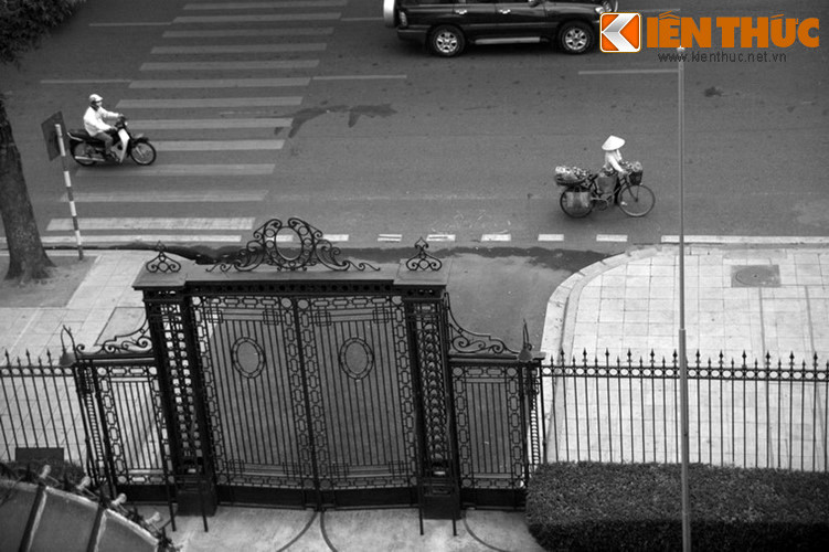 Vào ngày 17/8/1945, khi khí thế cách mạng sục sôi ở Hà Nội, Ủy ban Quân sự cách mạng vạch ra kế hoạch khởi nghĩa, xác định Phủ Khâm sai là một trong những vị trí trọng yếu hàng đầu mà ta phải chiếm ngay sáng 19/8/1945 cùng với Toà Thị Chính, Trại Bảo an binh, Ty Liêm phóng...