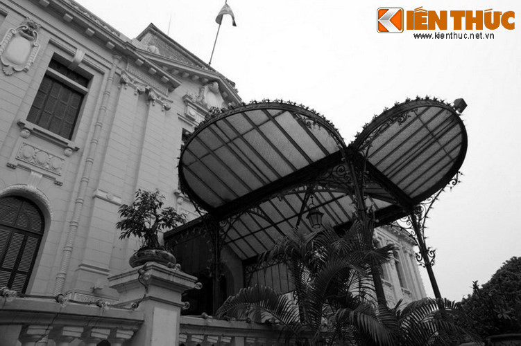 10 giờ sáng 19/8, tại cuộc mít tinh trên quảng trường Nhà hát lớn, hàng vạn quần chúng lắng nghe lời hiệu triệu của ủy ban khởi nghĩa. Như sóng triều dâng, quần chúng cách mạng với lực lượng vũ trang làm nòng cốt đã chia thành hai mũi lớn đi chiếm Phủ Khâm sai và Trại bảo an binh.