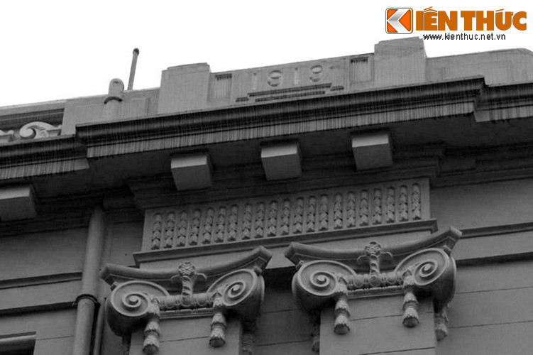 Đây là một dinh thự bề thế mang kiến trúc tân cổ điển, được xây dựng vào năm 1918-1919 để làm Phủ thống sứ Bắc Kỳ - cơ quan đầu não của chính quyền thực dân Pháp tại miền Bắc Việt Nam.