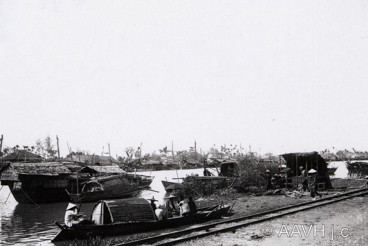 Đoạn đường sắt chạy bên bờ sông của truyến đường sắt Sài Gòn - Mỹ Tho, Sài Gòn năm 1904. Ảnh: Aavh.org.