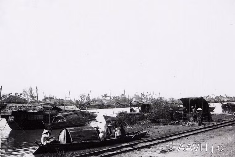 Đoạn đường sắt chạy bên bờ sông của truyến đường sắt Sài Gòn - Mỹ Tho, Sài Gòn năm 1904. Ảnh: Aavh.org.