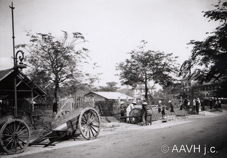 Đi ngầm đường dây cáp điện tín.