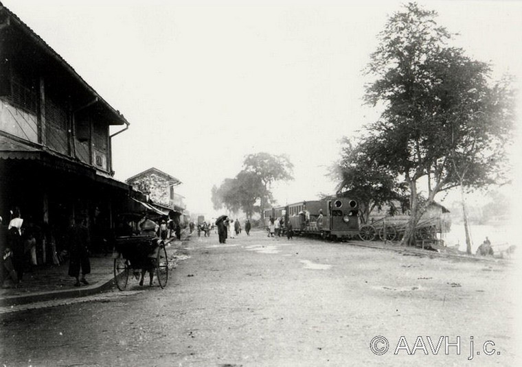 Đoạn đường sắt bên bở sông.