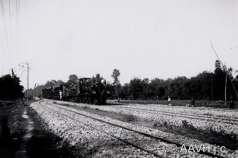 Một chiếc đầu máy tiến vào ga.