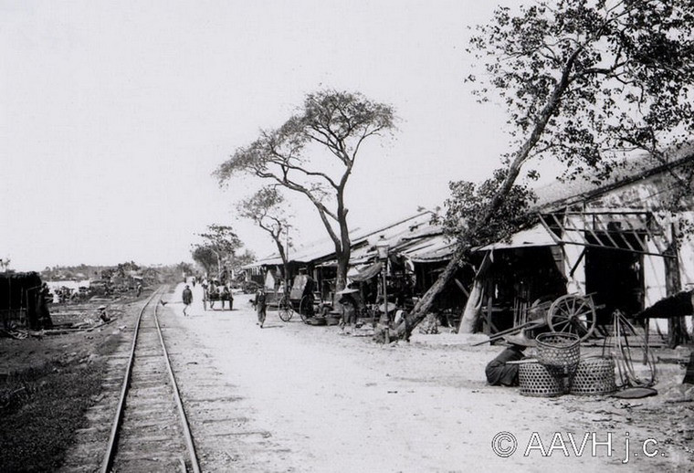 Đường sắt chạy qua một khu dân cư.