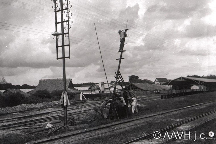 Lắp đặt cột điện báo dọc theo tuyến đường sắt ngoại vi Sài Gòn.