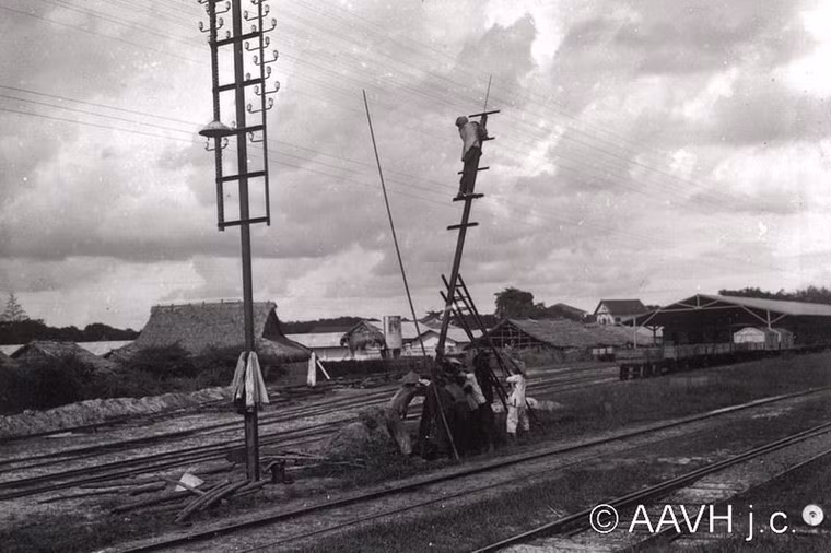Lắp đặt cột điện báo dọc theo tuyến đường sắt ngoại vi Sài Gòn.
