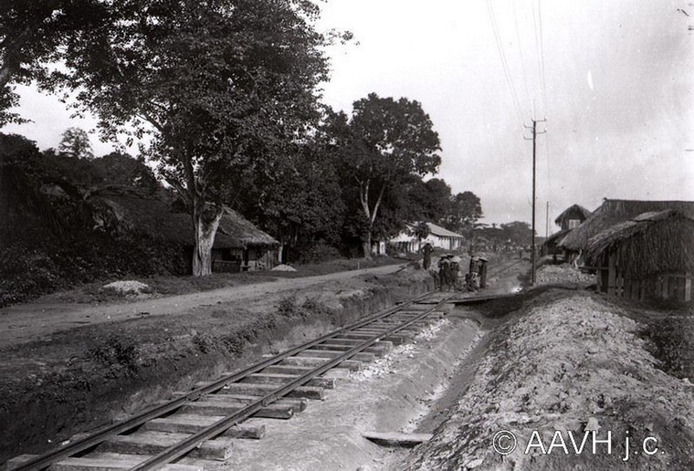 Công nhân sửa chữa đường ray.